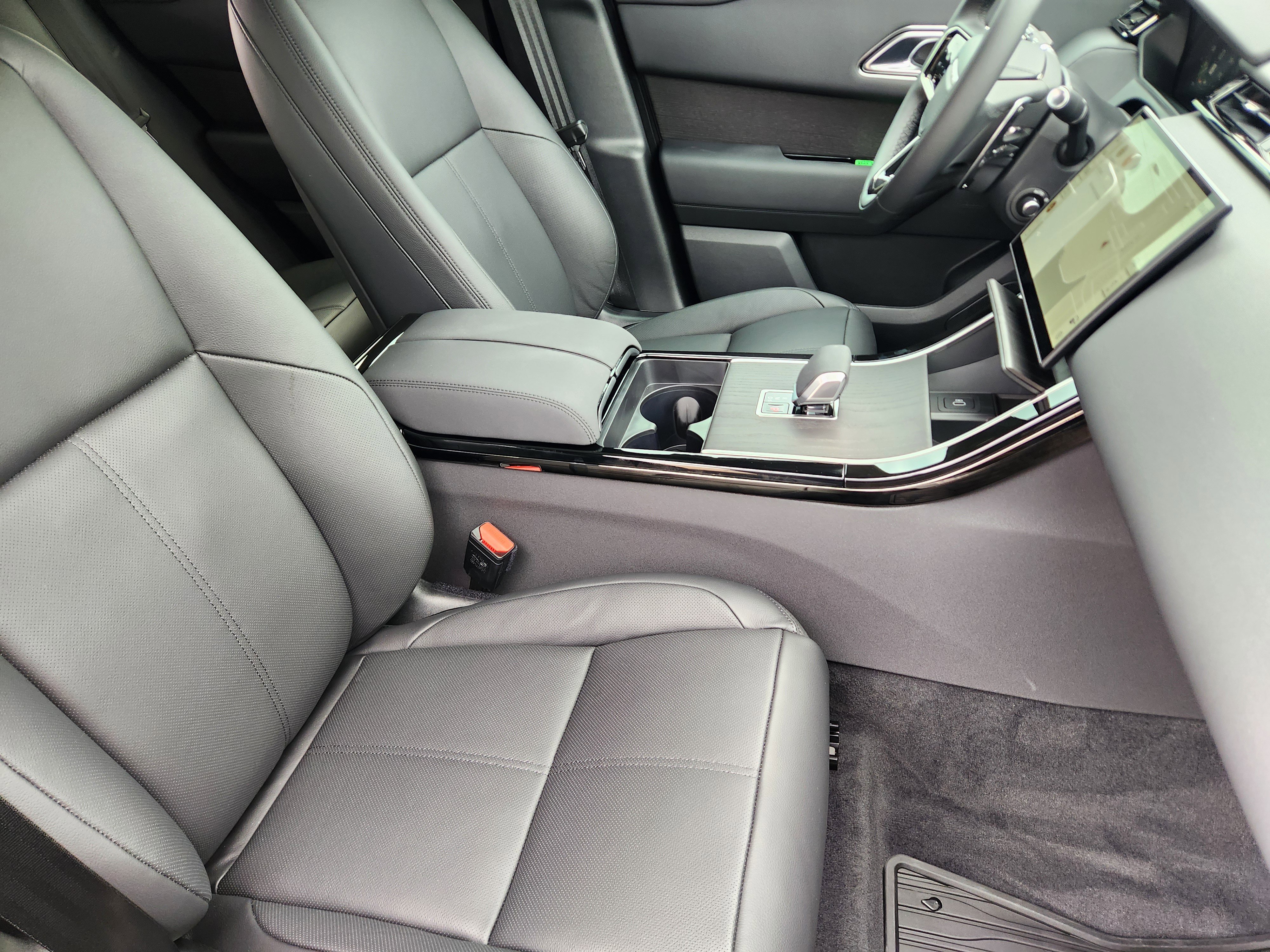 New 2026 Land Rover Range Rover Velar Dynamic SE image 13