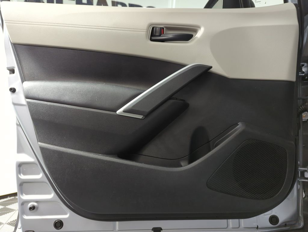 Used 2024 Toyota Corolla Cross L image 8
