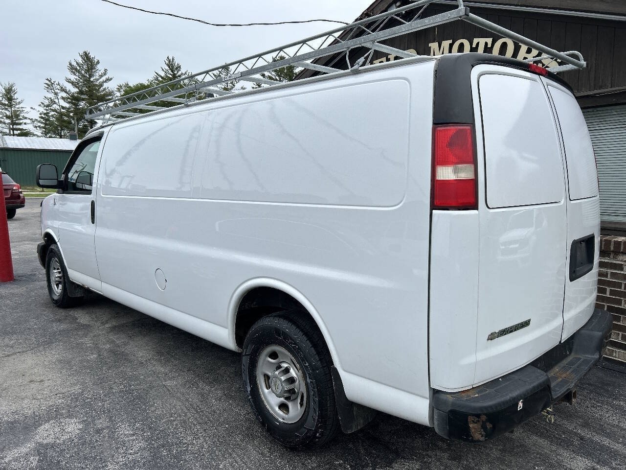 Used 2011 Chevrolet Express 2500 Extended RWD image 2