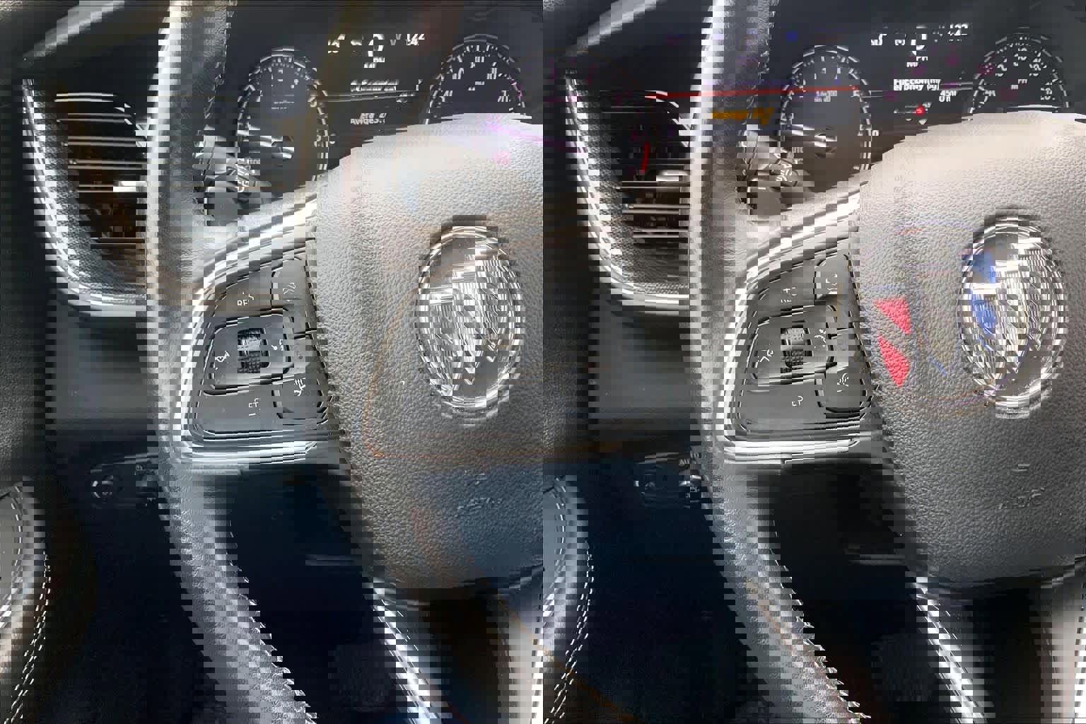 Used 2023 Buick Envision Essence image 24