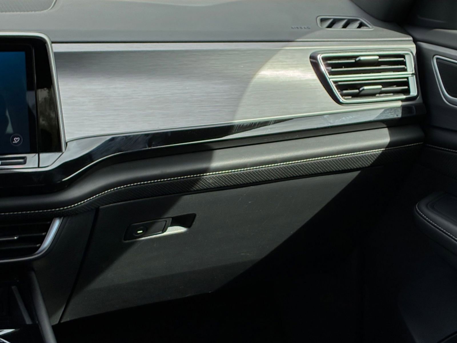 Used 2025 Volkswagen Atlas Cross Sport SE image 37