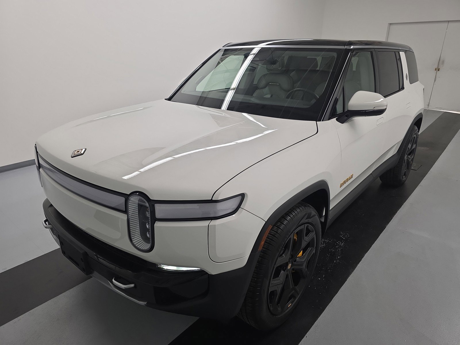 Used 2024 Rivian R1S Adventure image 1