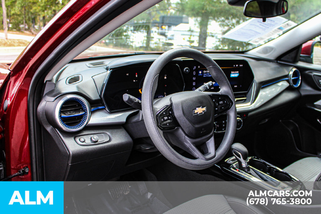 Used 2025 Chevrolet Trax LT FWD image 31