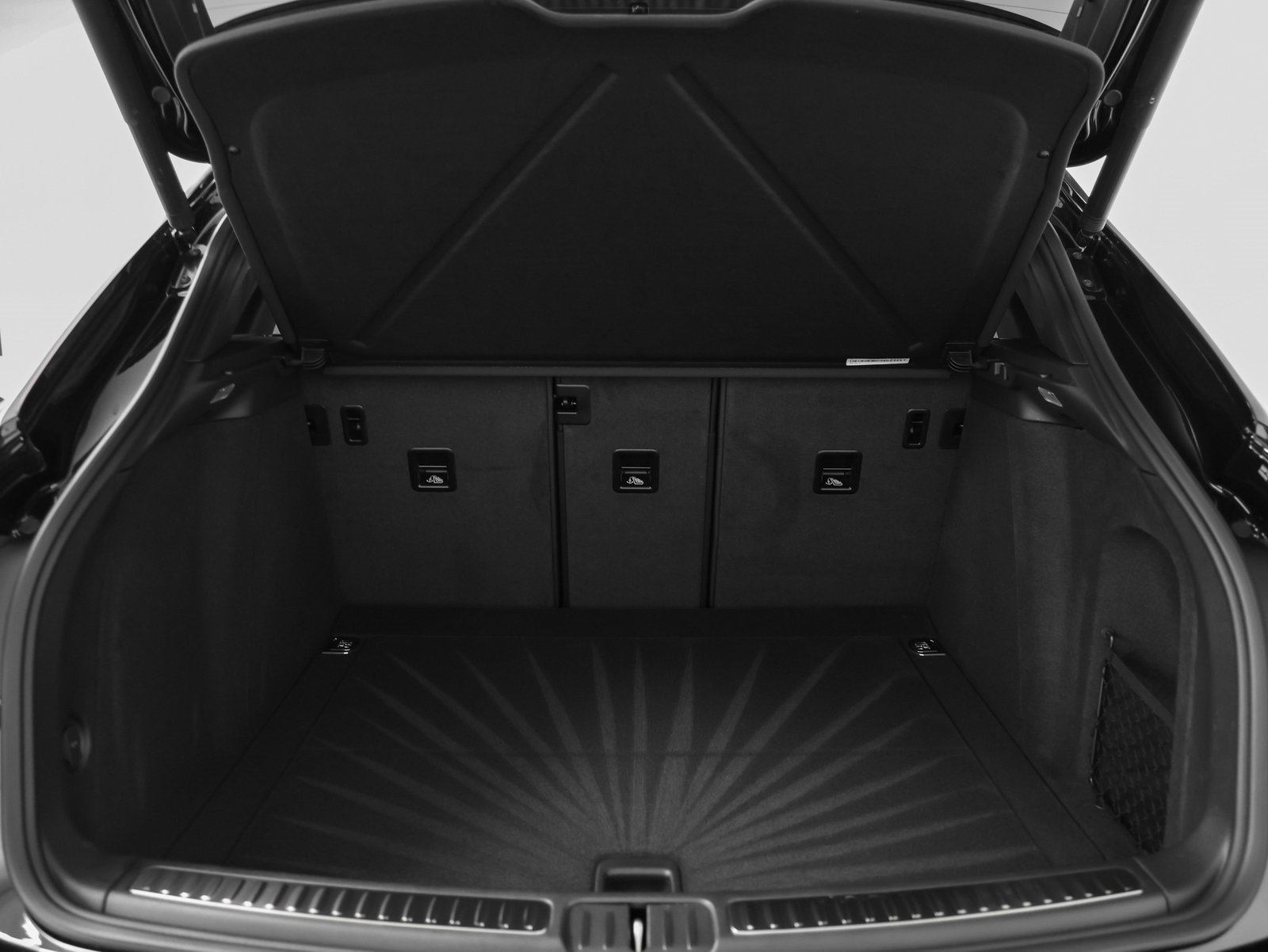 Certified 2025 Porsche Macan image 16