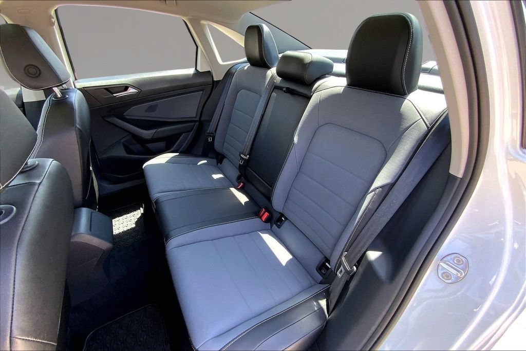 Certified 2025 Volkswagen Jetta SE w/ Sunroof Package FWD image 25
