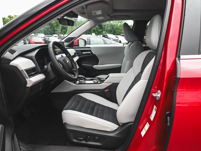 New 2025 Mitsubishi Outlander SE image 24