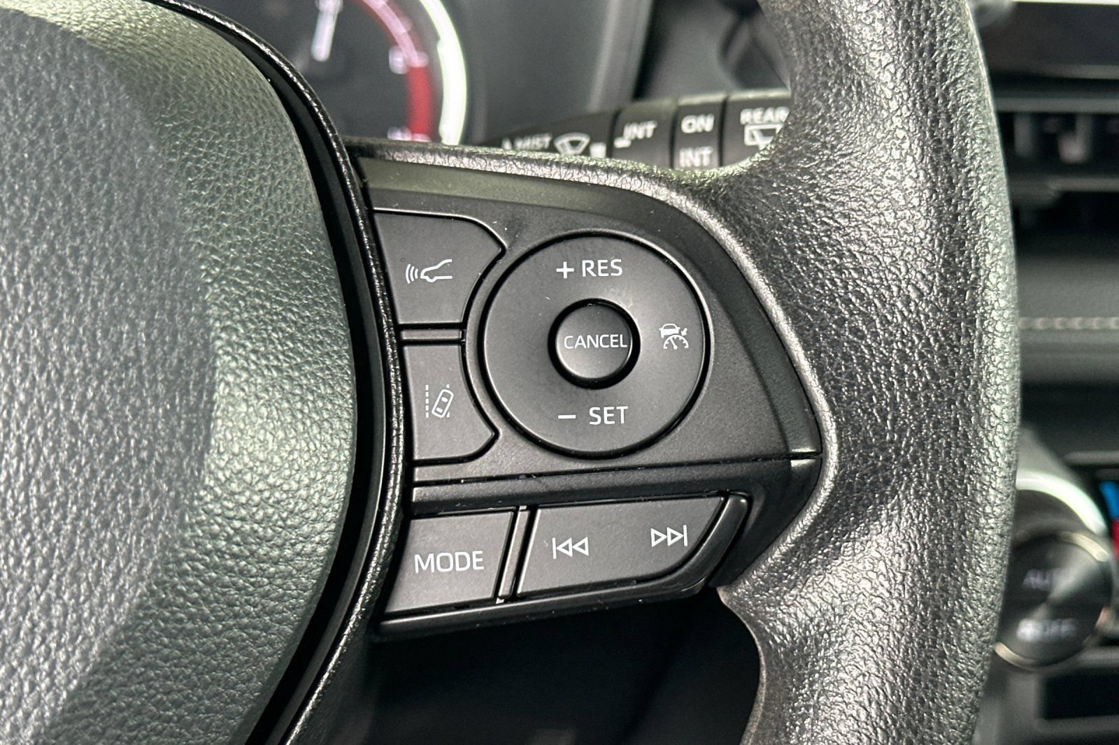 Used 2025 Toyota RAV4 XLE AWD/4WD image 28