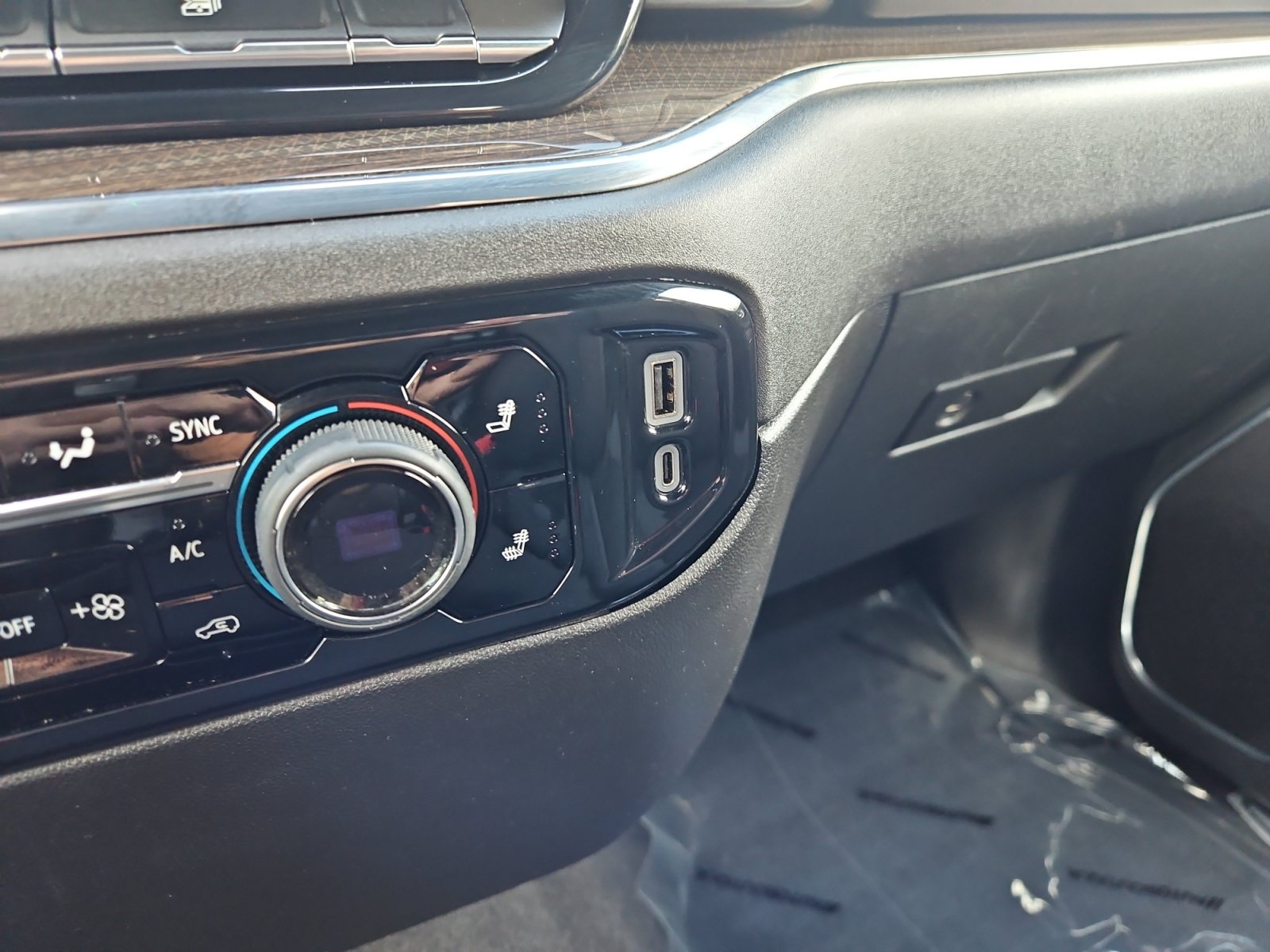Used 2024 Chevrolet Silverado 1500 LT AWD/4WD image 10