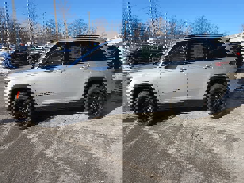 New 2025 Jeep Grand Cherokee Limited w/ Black Appearance Package image 7