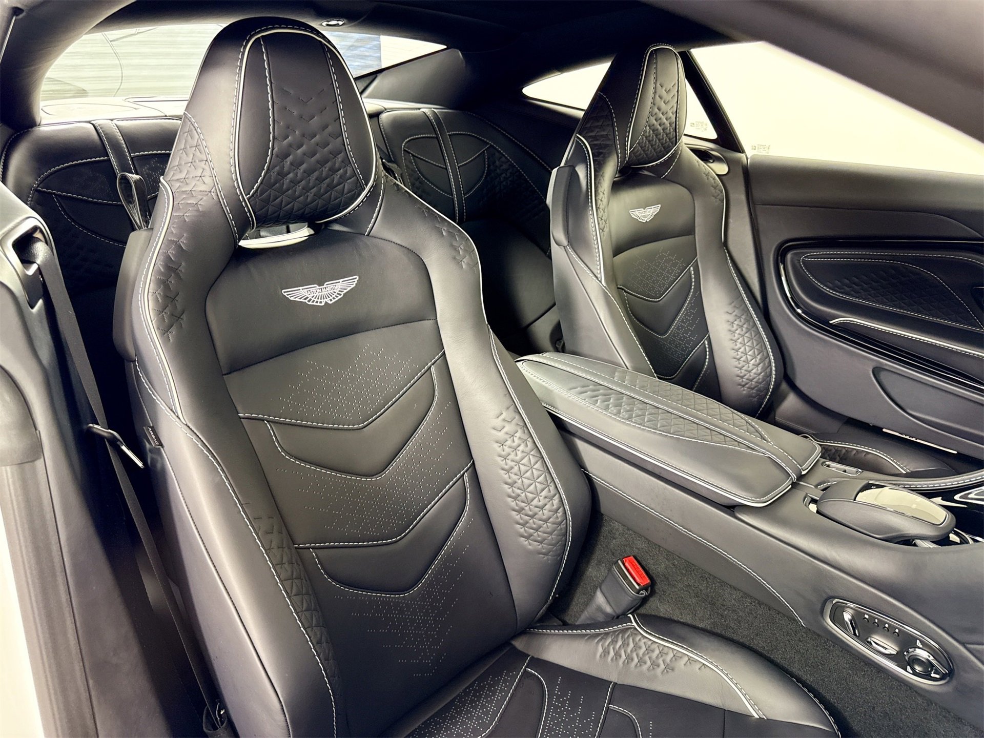Used 2023 Aston Martin DBS Coupe image 23