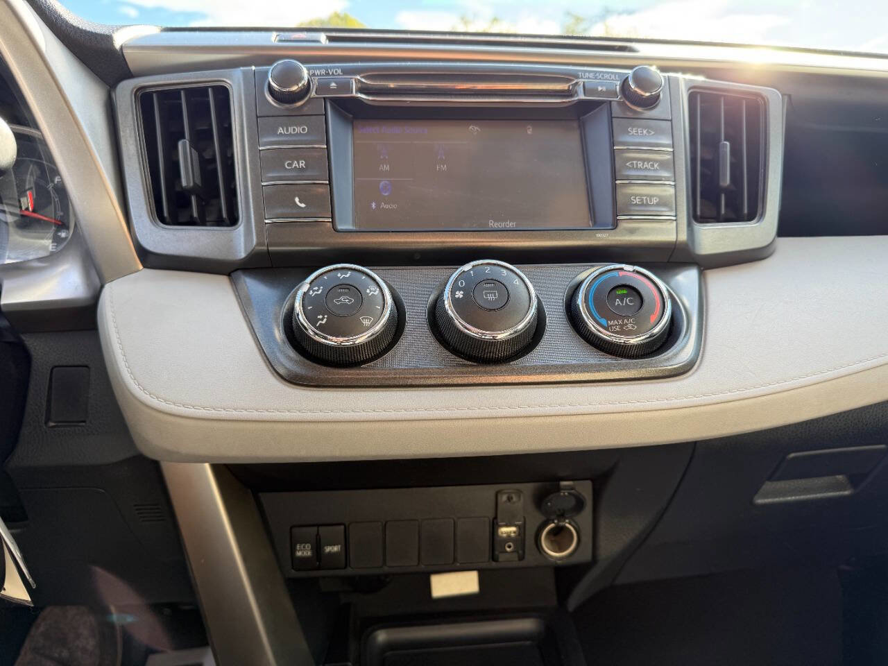 Used 2015 Toyota RAV4 LE image 19