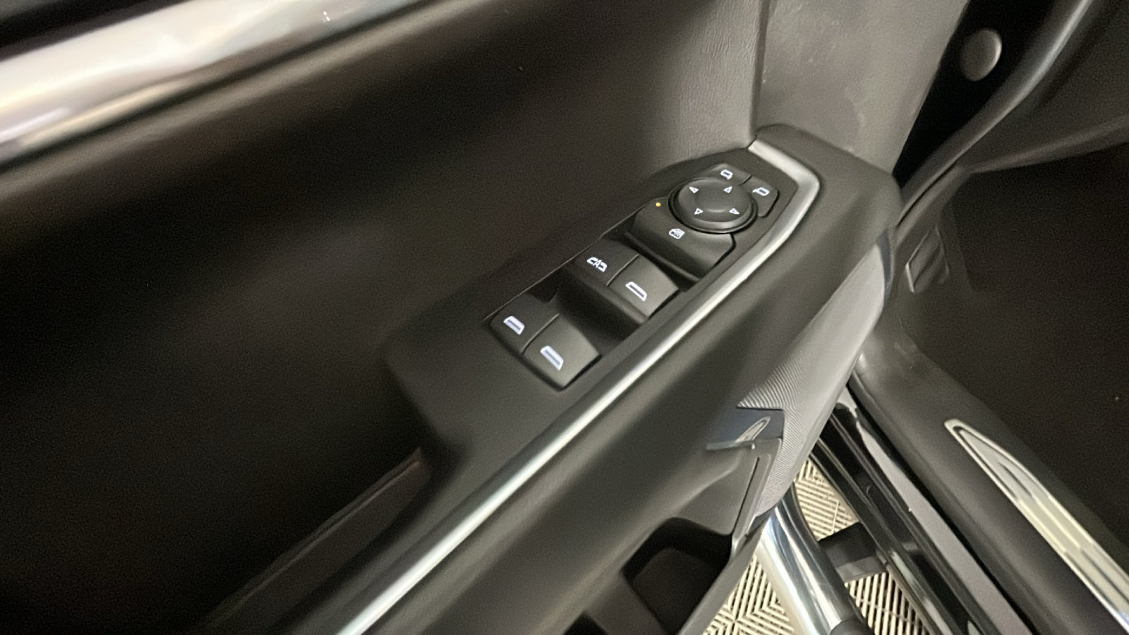 Used 2023 Chevrolet Silverado 1500 LT AWD/4WD image 12