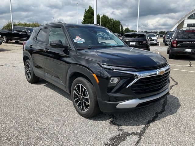 Used 2025 Chevrolet TrailBlazer LT AWD/4WD image 3