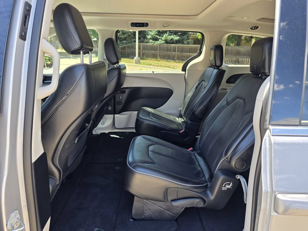 Used 2018 Chrysler Pacifica Limited FWD image 16