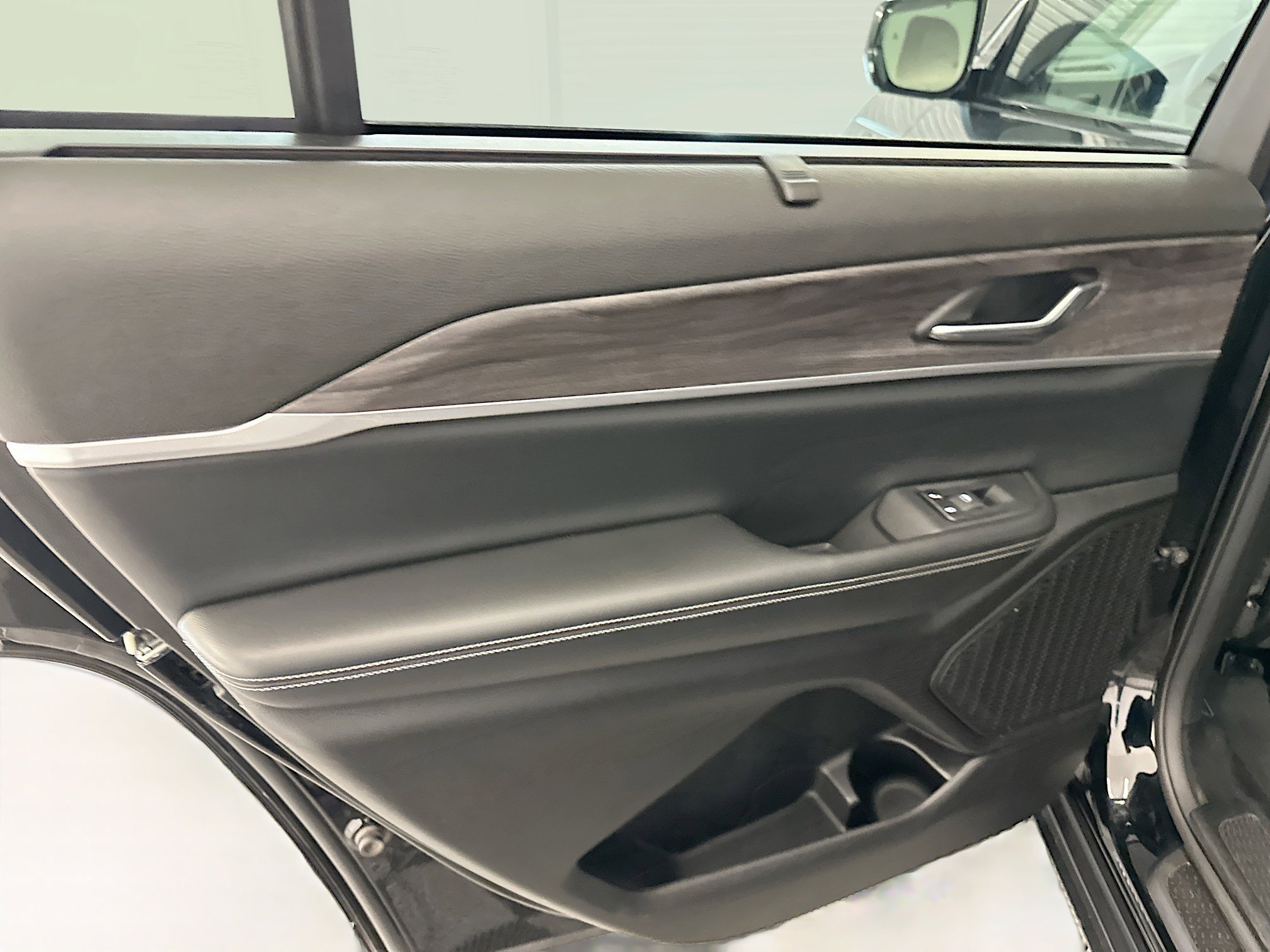 Used 2024 Jeep Grand Cherokee L Limited w/ Luxury Tech Group II image 28