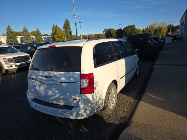 Used 2015 Chrysler Town & Country Touring FWD image 4