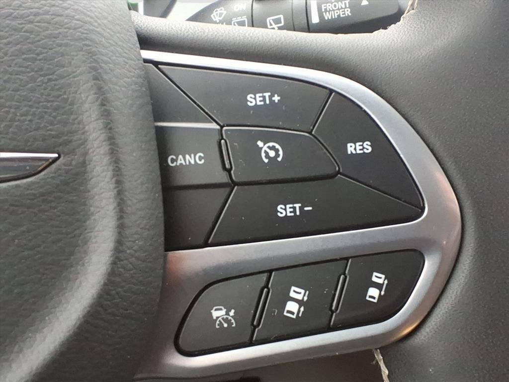 Used 2023 Chrysler Pacifica Touring-L image 22