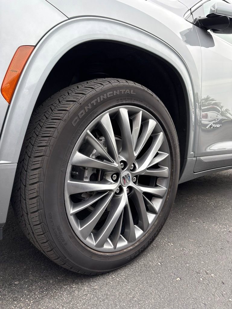 Used 2025 Buick Enclave Avenir AWD/4WD image 3
