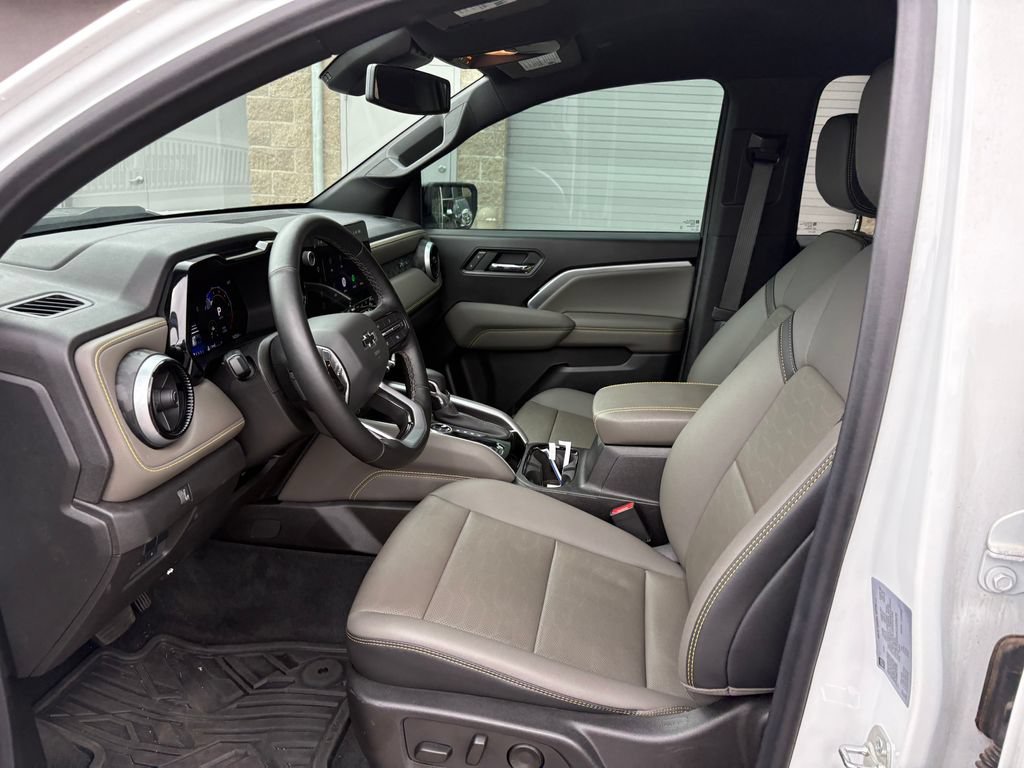 Used 2025 Chevrolet Colorado ZR2 w/ Technology Package AWD/4WD image 18