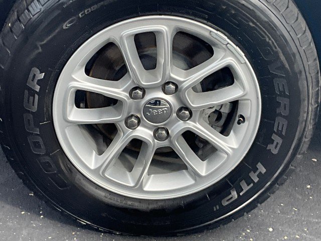 Used 2020 Jeep Grand Cherokee Laredo image 6