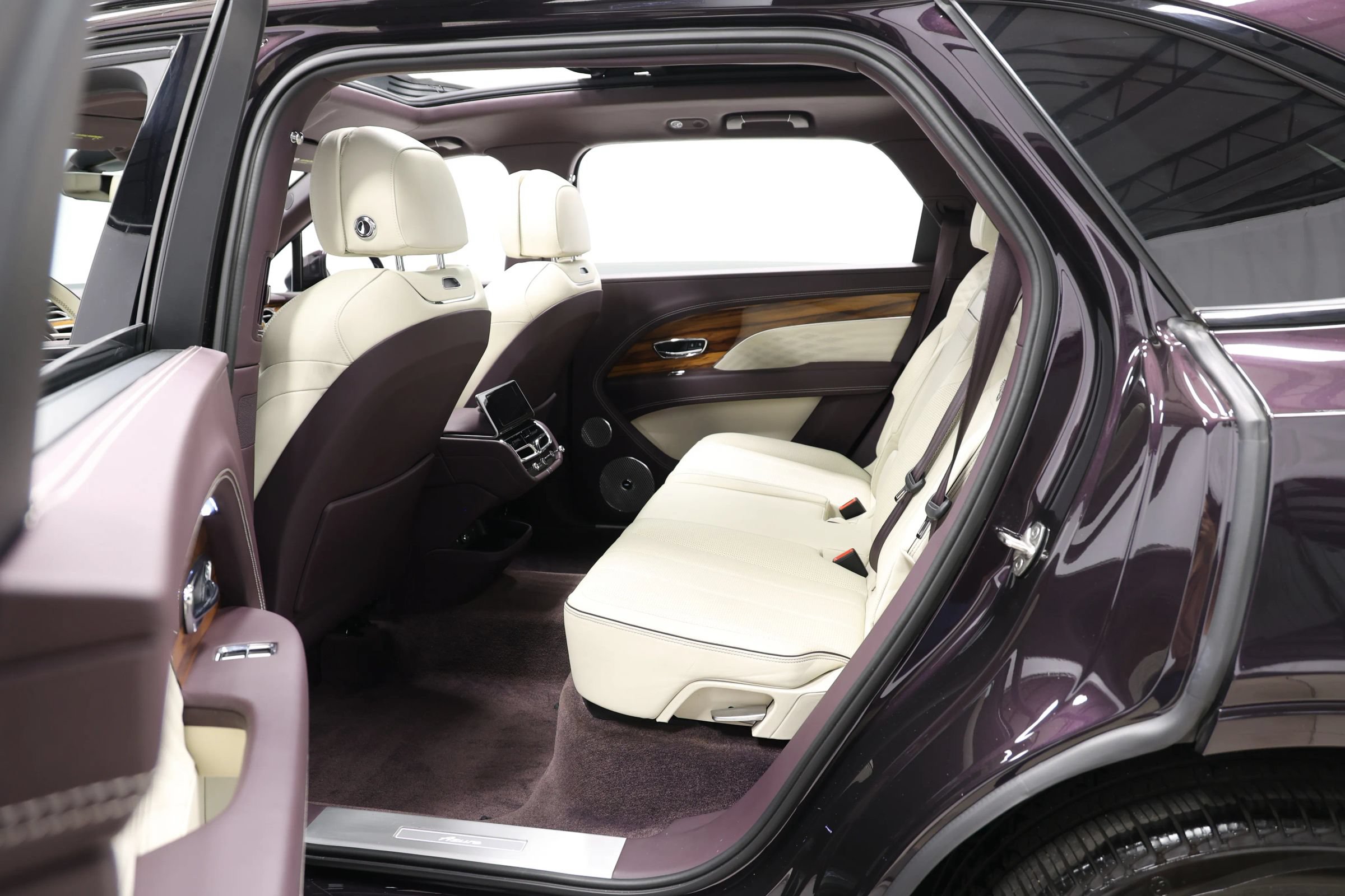 Used 2023 Bentley Bentayga Extended Wheelbase AWD/4WD image 63
