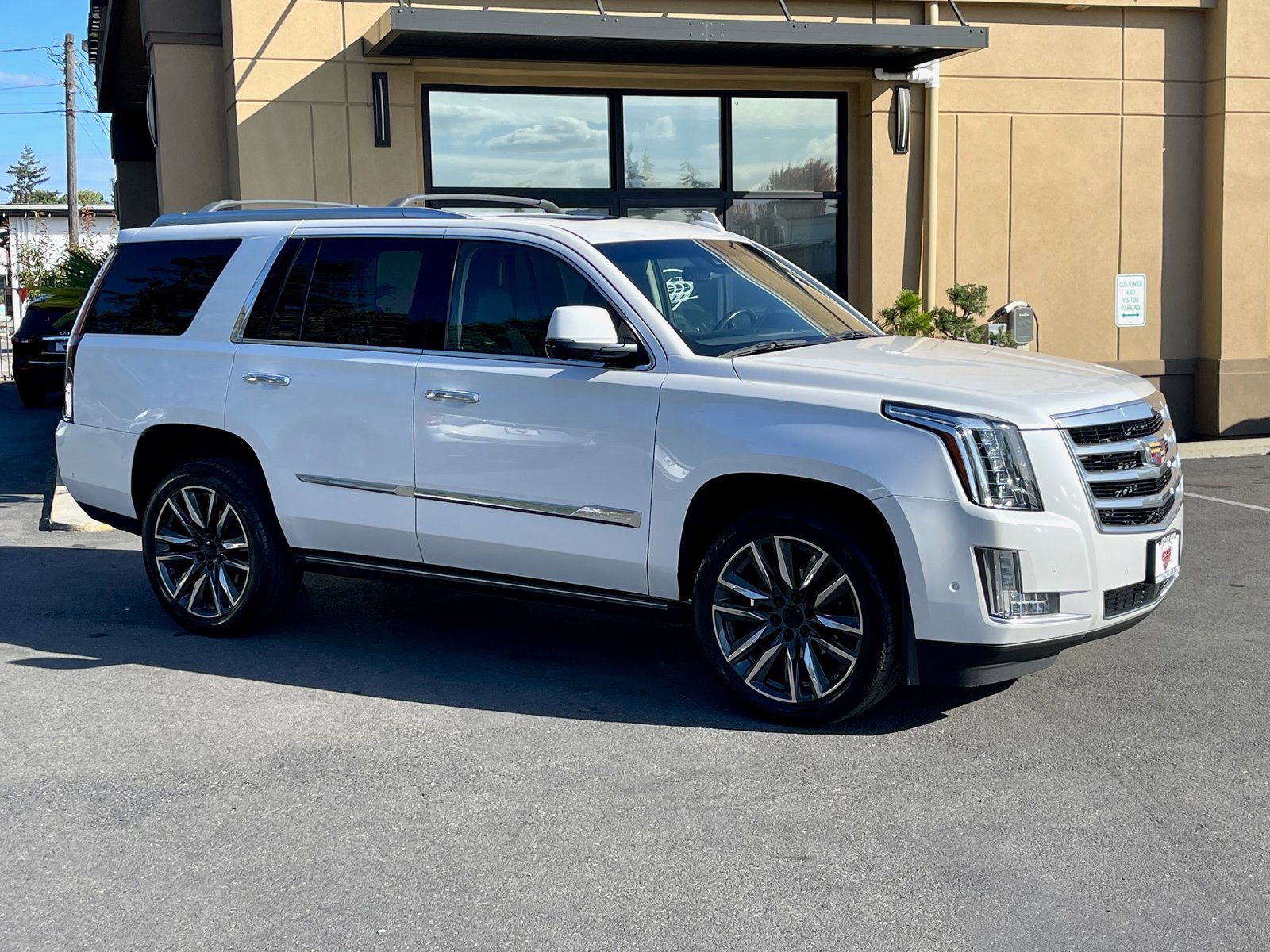 Used 2017 Cadillac Escalade Premium Luxury image 1