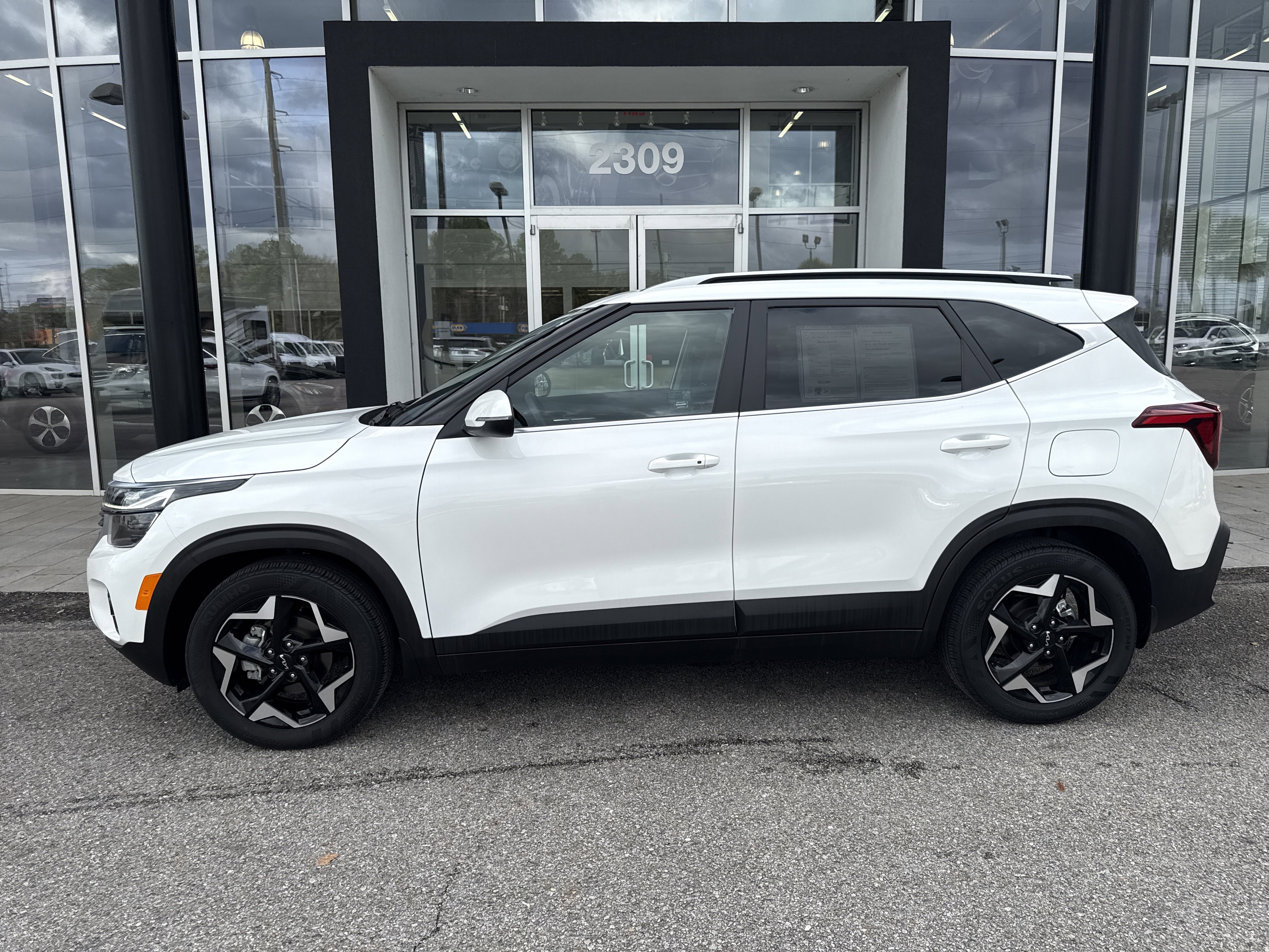 Used 2024 Kia Seltos EX image 2