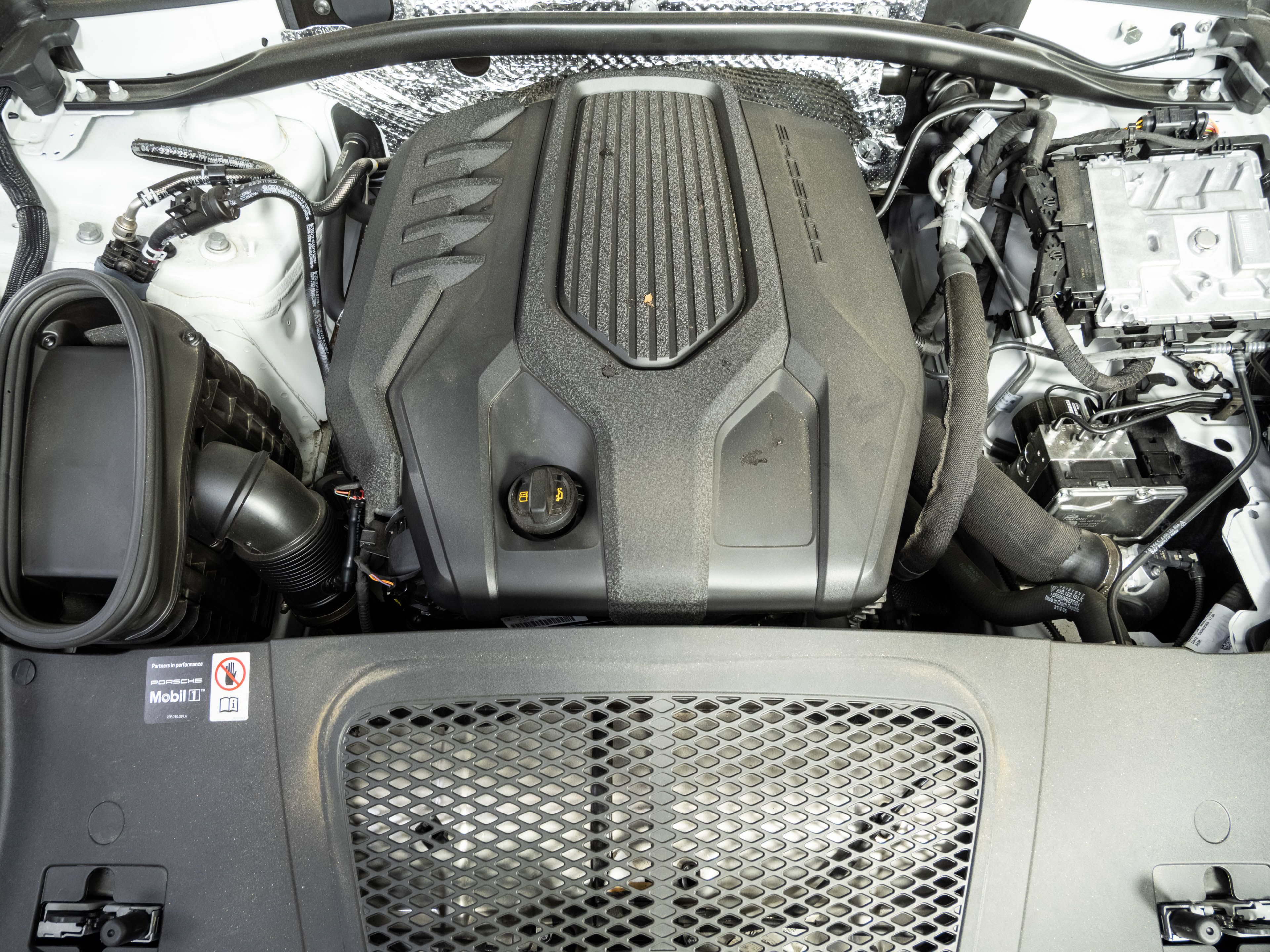 Certified 2026 Porsche Macan AWD/4WD image 35