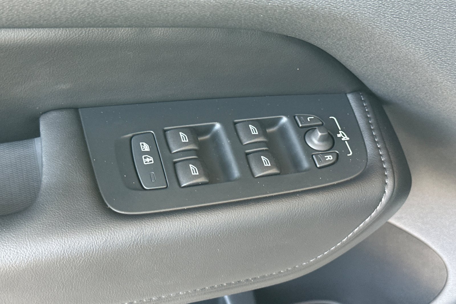 Certified 2023 Volvo XC60 T8 Plus AWD/4WD image 12