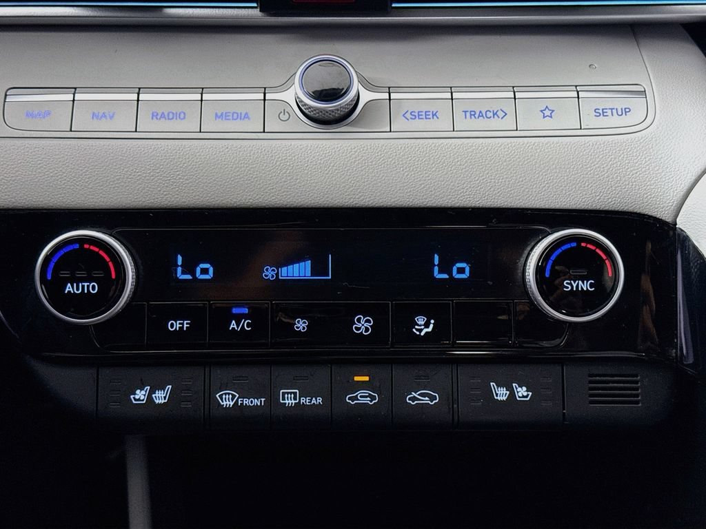 Used 2023 Hyundai Elantra Limited FWD image 17