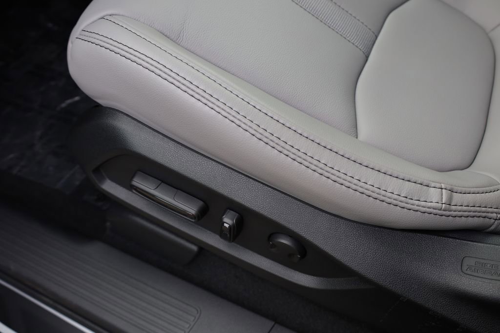 New 2025 Honda Pilot Touring image 12