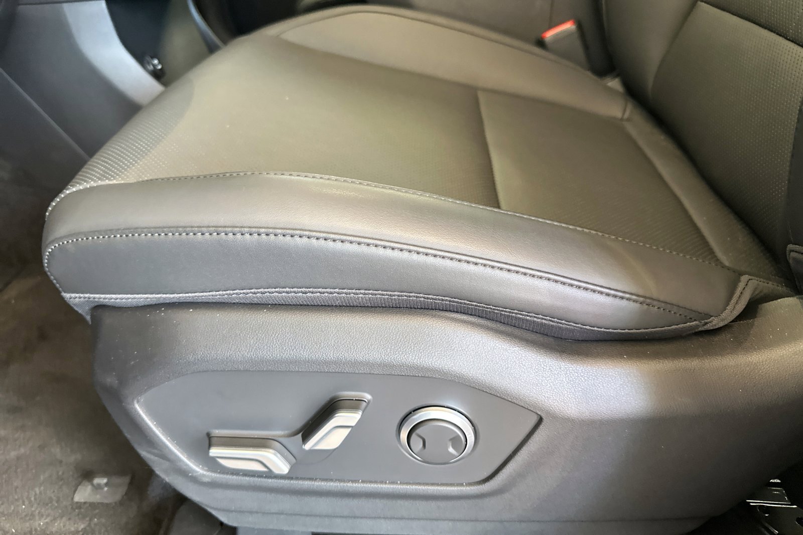 Certified 2025 Hyundai Santa Fe SEL image 12