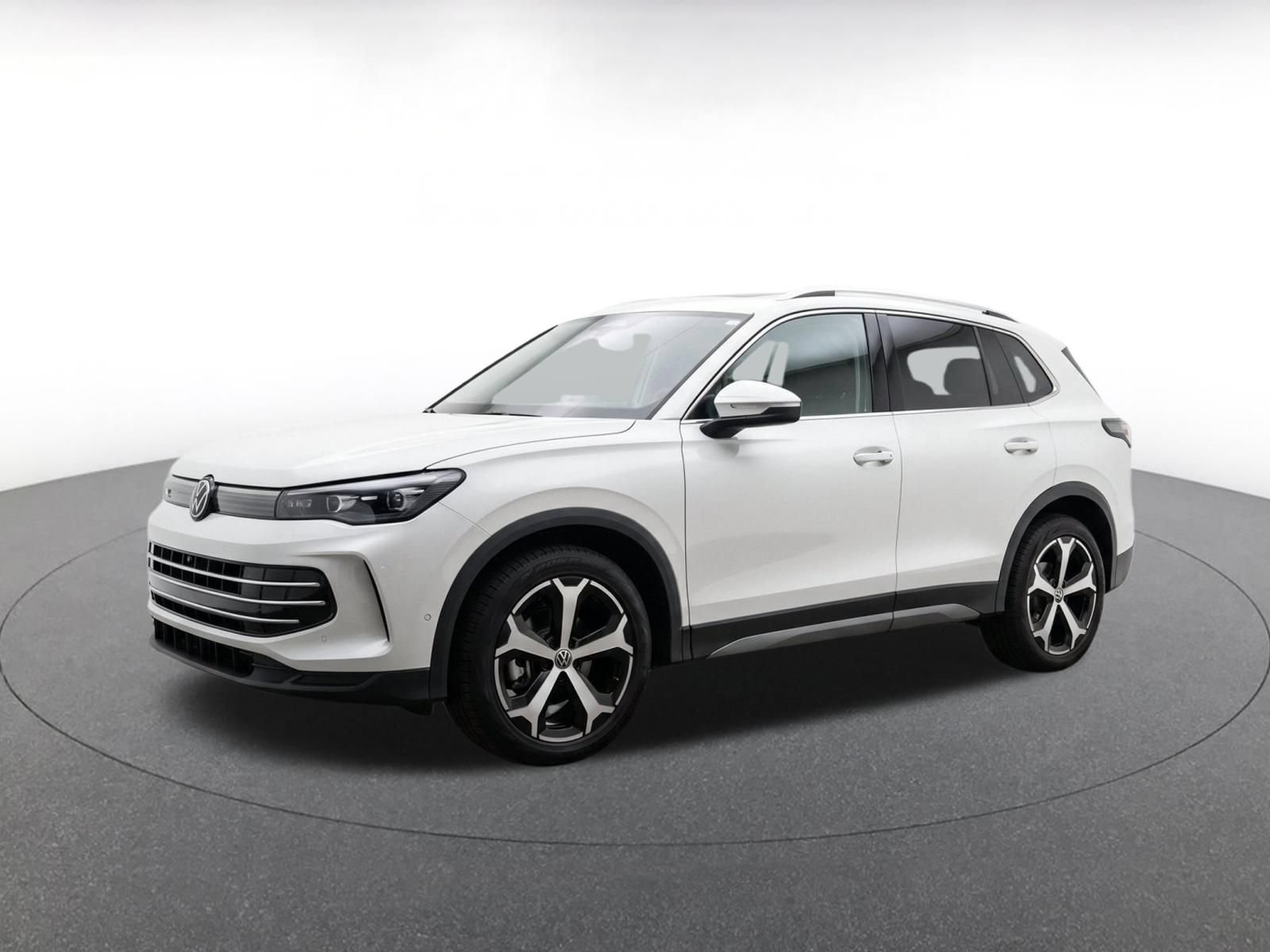 Used 2026 Volkswagen Tiguan SE AWD/4WD image 3