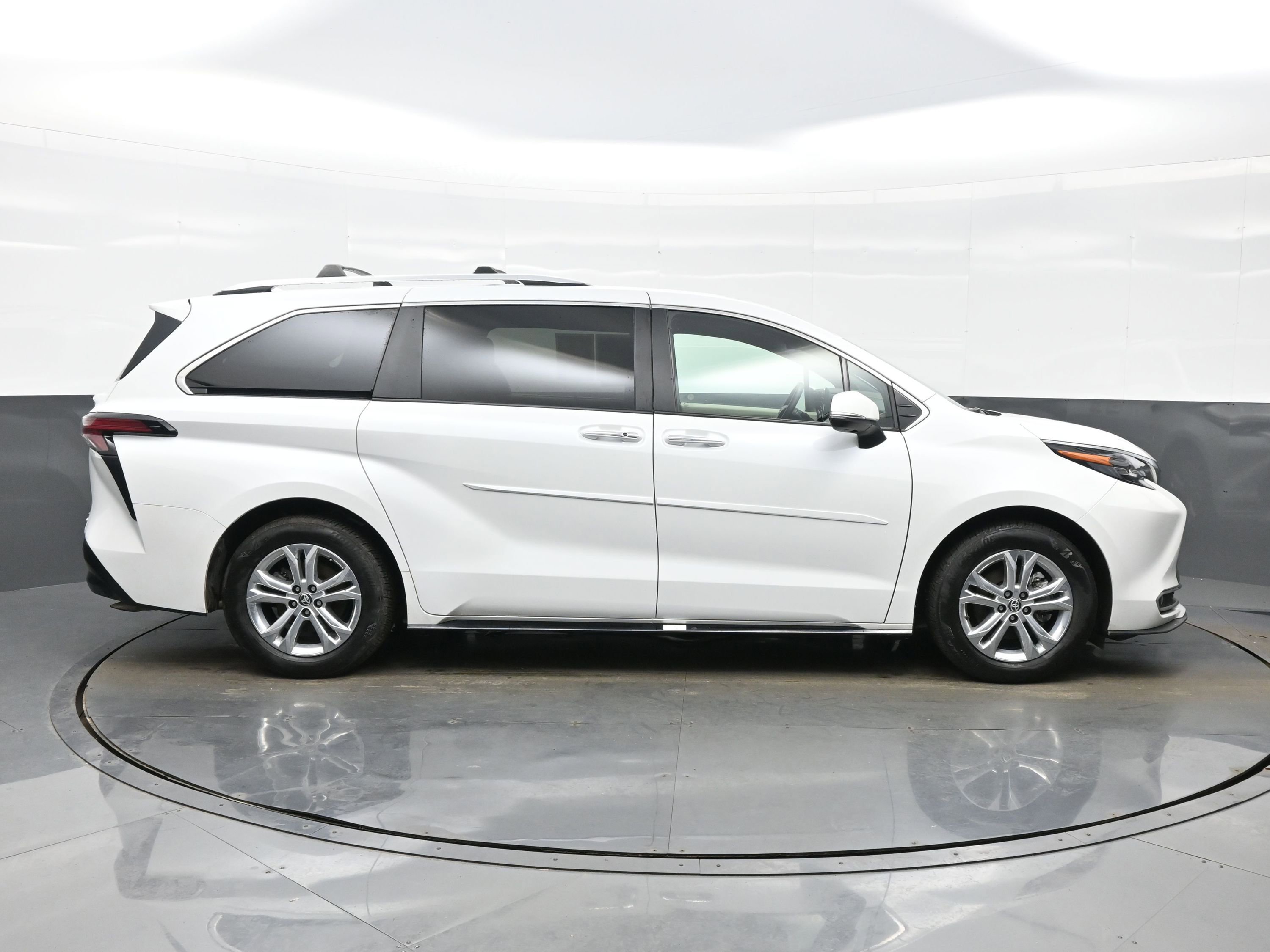Used 2024 Toyota Sienna Platinum image 7