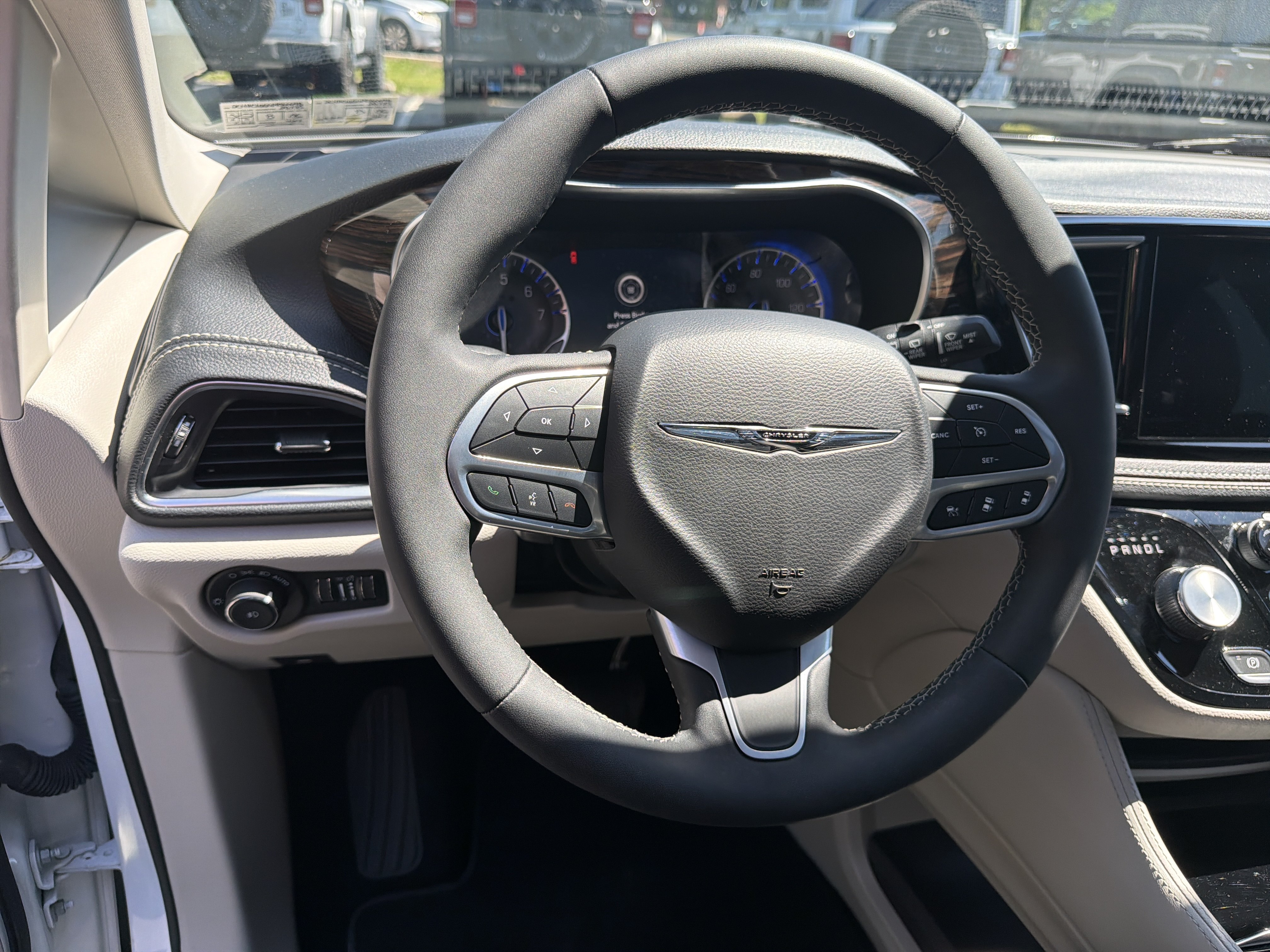 Used 2023 Chrysler Pacifica Limited FWD image 18