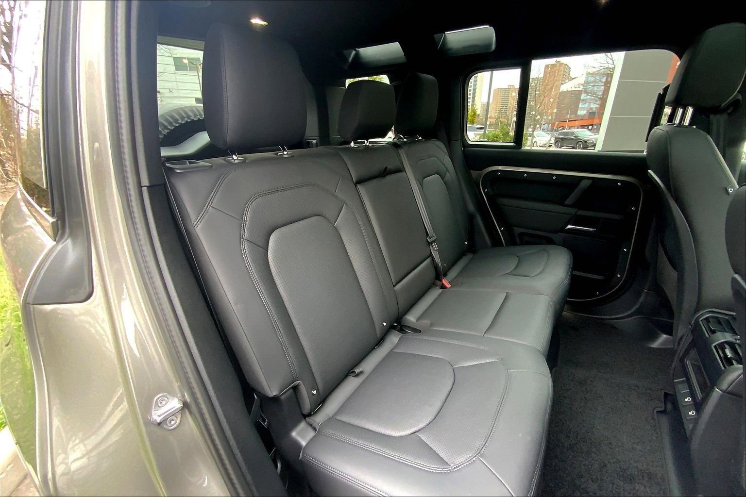 Used 2025 Land Rover Defender 110 X-Dynamic SE image 19