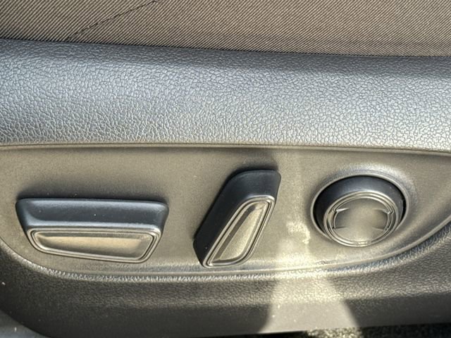 Used 2025 Toyota RAV4 SE w/ Convenience Package image 21