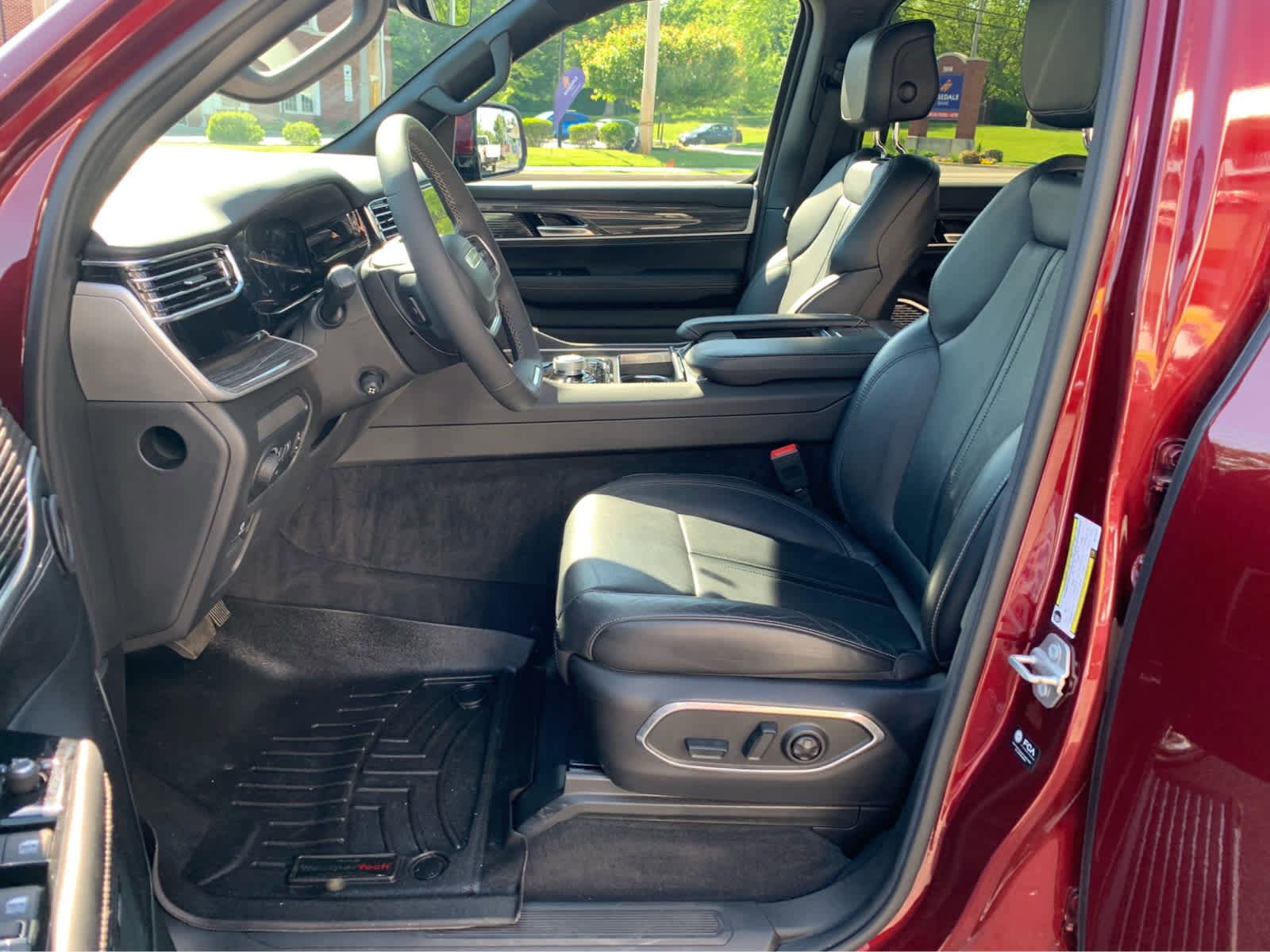 Used 2022 Jeep Wagoneer Series III w/ Premium Group I AWD/4WD image 13