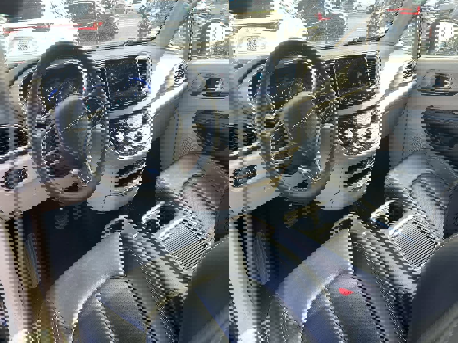 Used 2023 Chrysler Pacifica Touring-L image 19