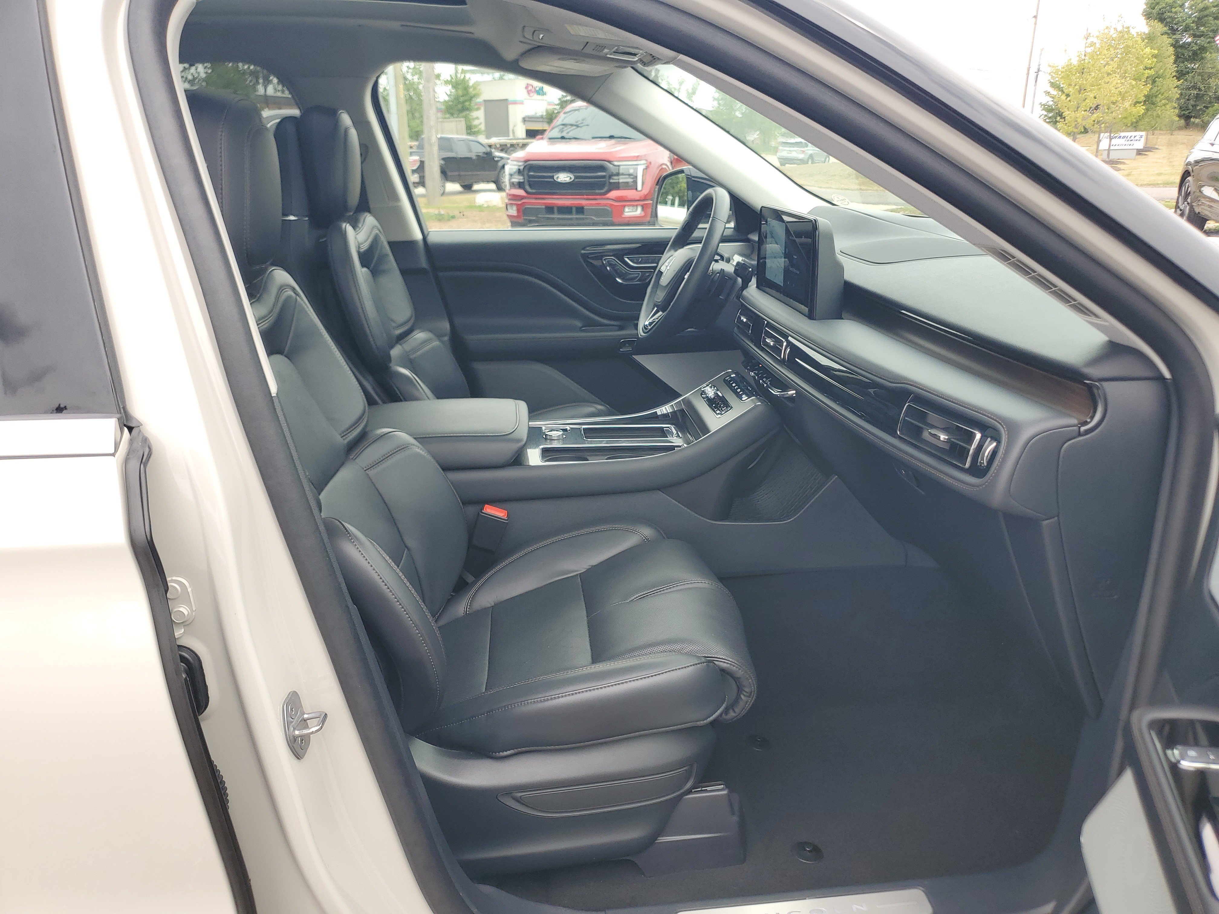 Used 2025 Lincoln Aviator Reserve w/ Equipment Group 201A AWD/4WD image 9