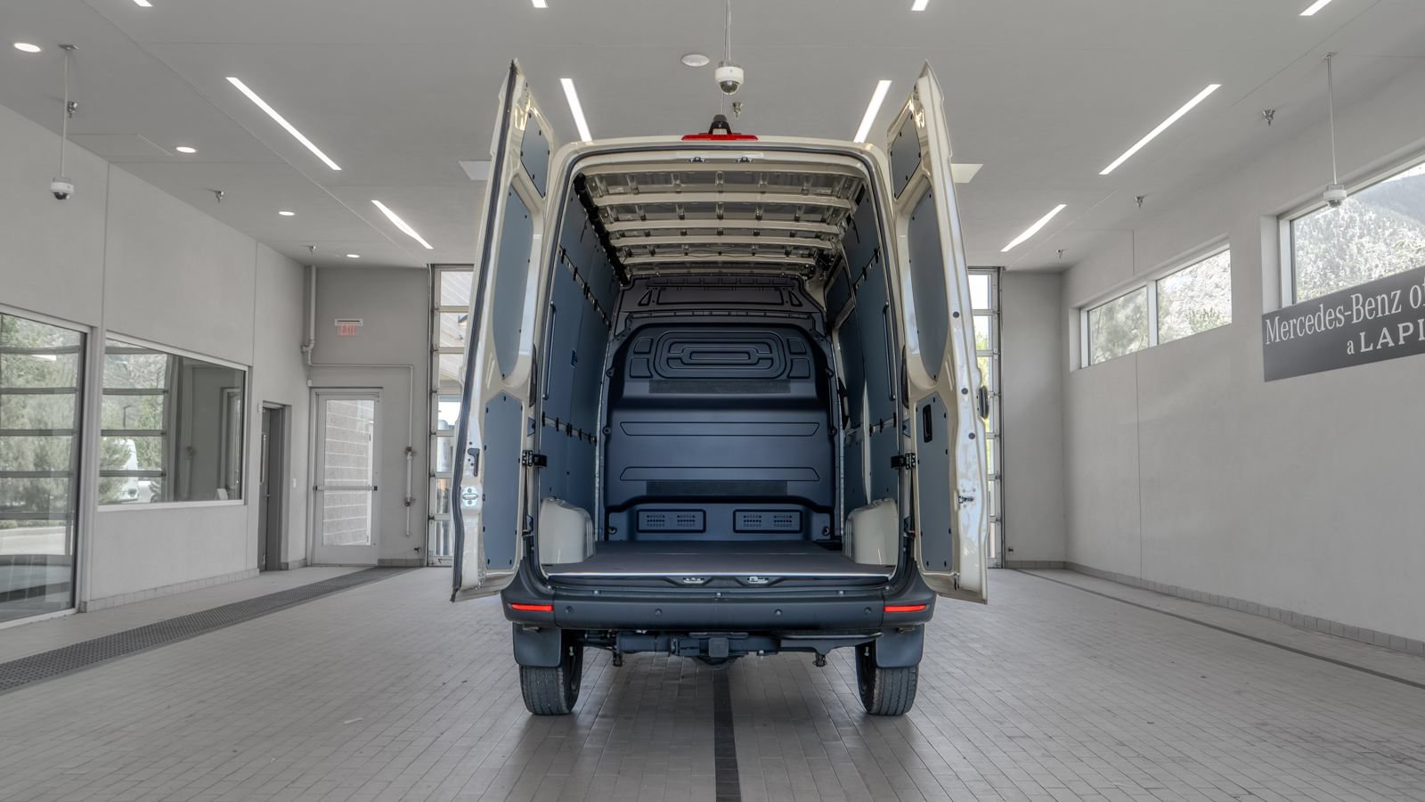 Used 2025 Mercedes-Benz Sprinter 2500 image 15