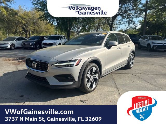 Used 2025 Volvo V60 B5 Cross Country Plus image 2