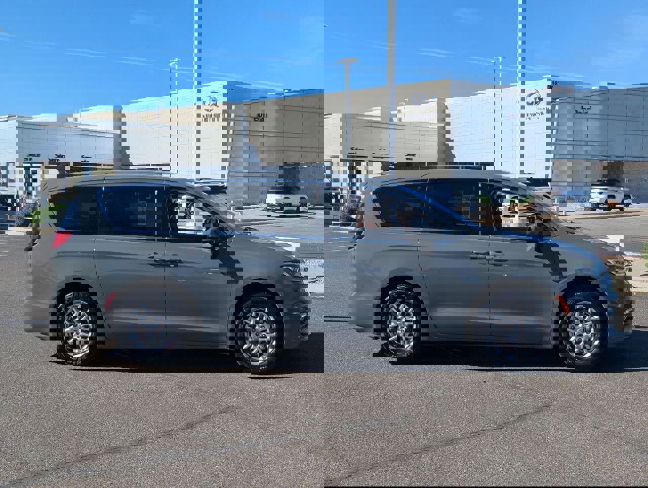 Used 2023 Chrysler Pacifica Touring-L FWD image 4