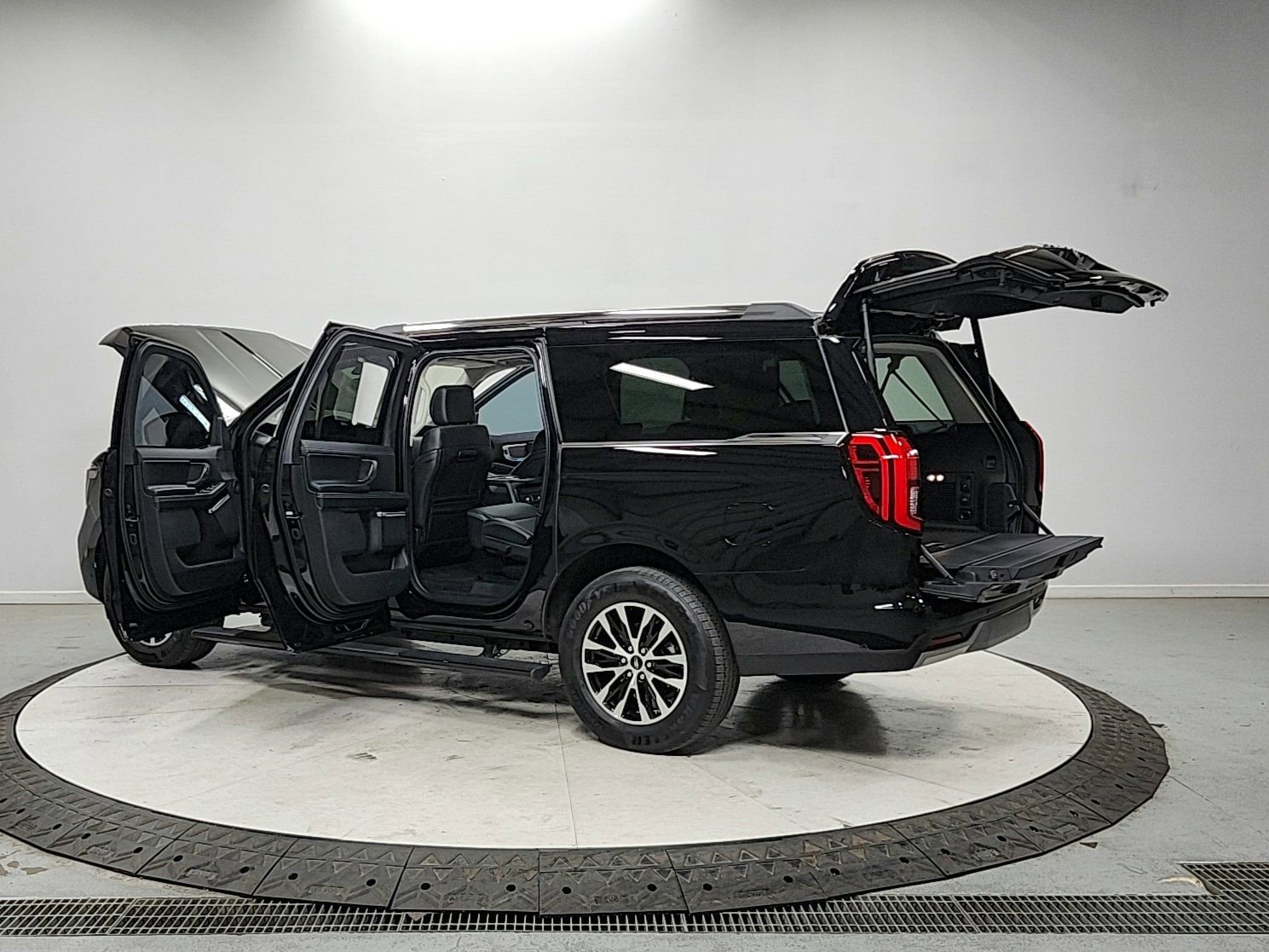 Used 2025 Ford Expedition Max Platinum image 13