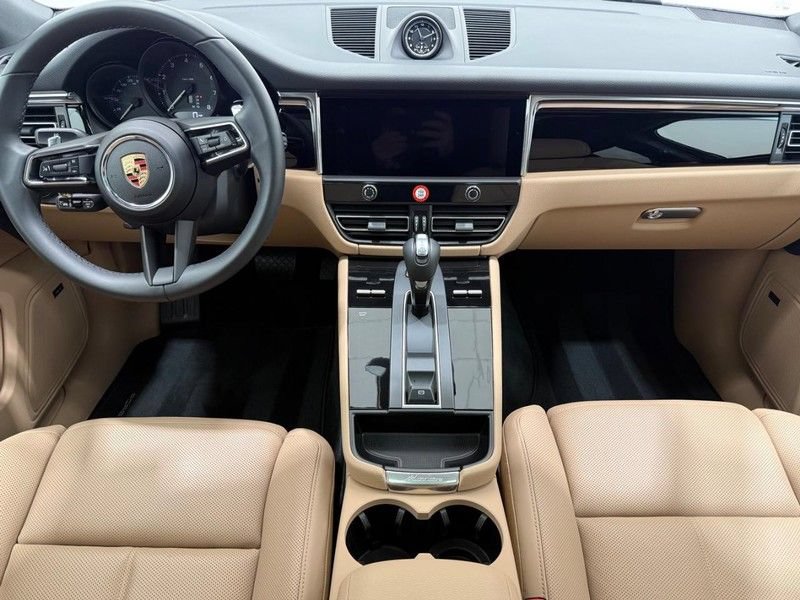 Certified 2025 Porsche Macan AWD/4WD image 15