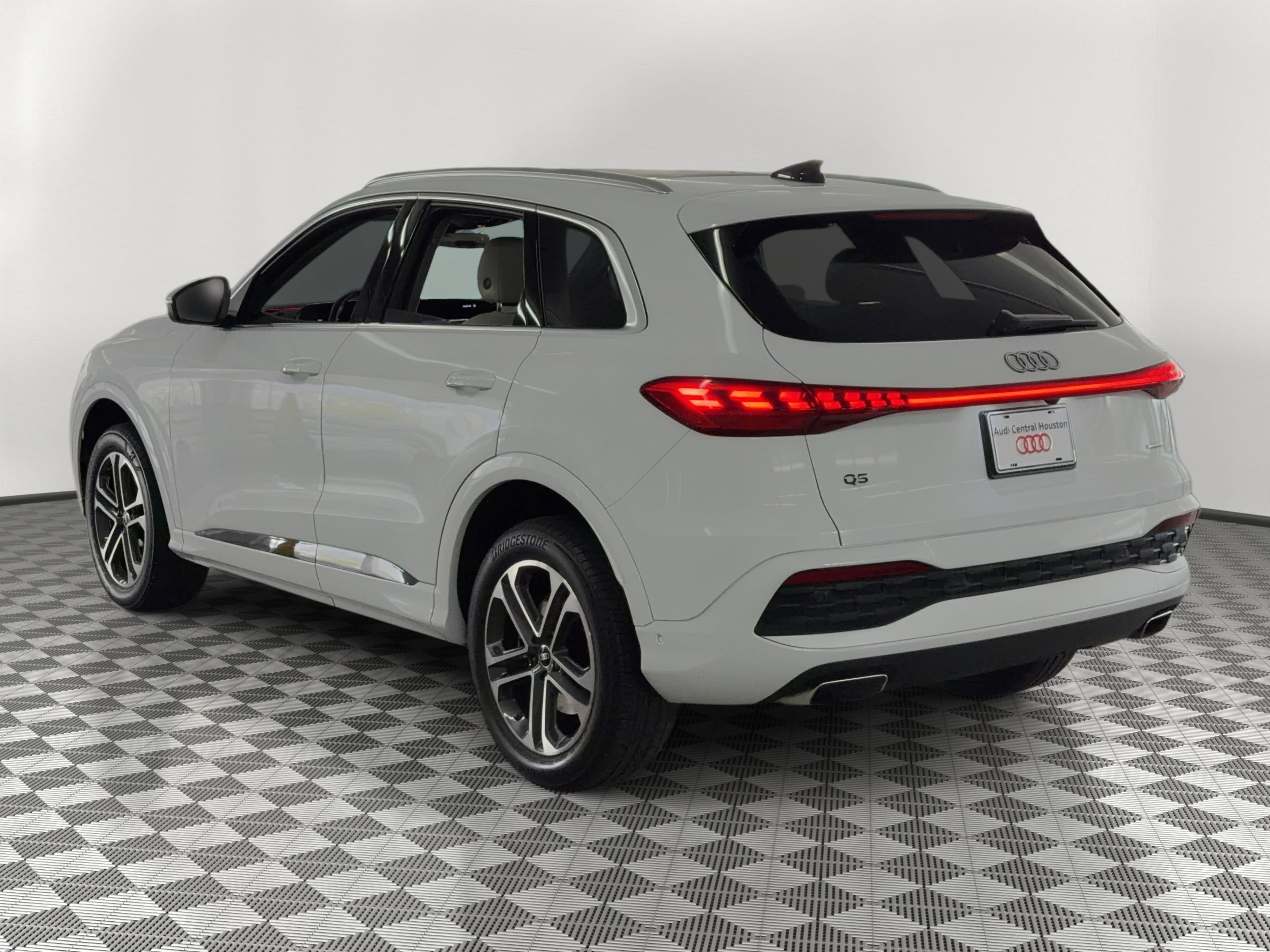 Used 2025 Audi Q5 Premium Plus w/ Premium Plus image 3