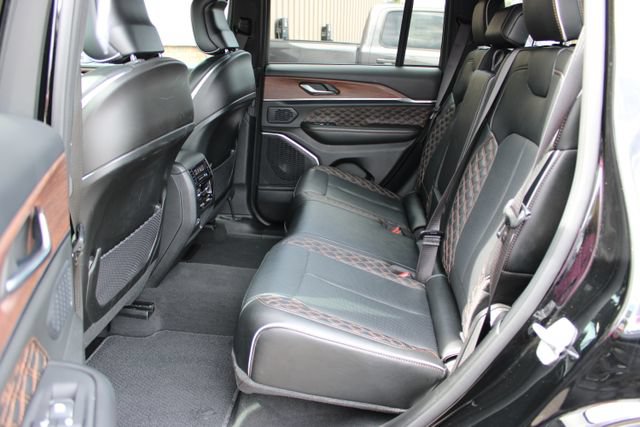 Used 2025 Jeep Grand Cherokee Summit w/ Obsidian Package AWD/4WD image 40