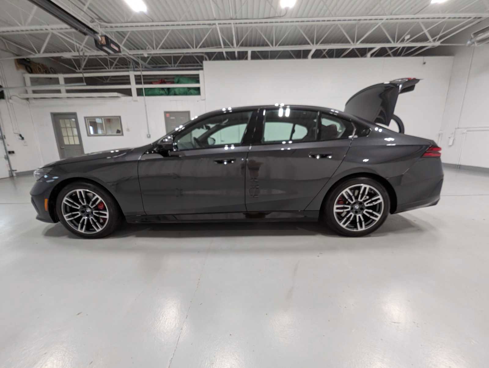 Used 2025 BMW 540i xDrive w/ Executive Package image 11