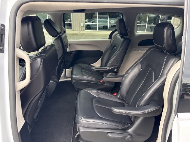 Used 2024 Chrysler Pacifica Limited FWD image 14