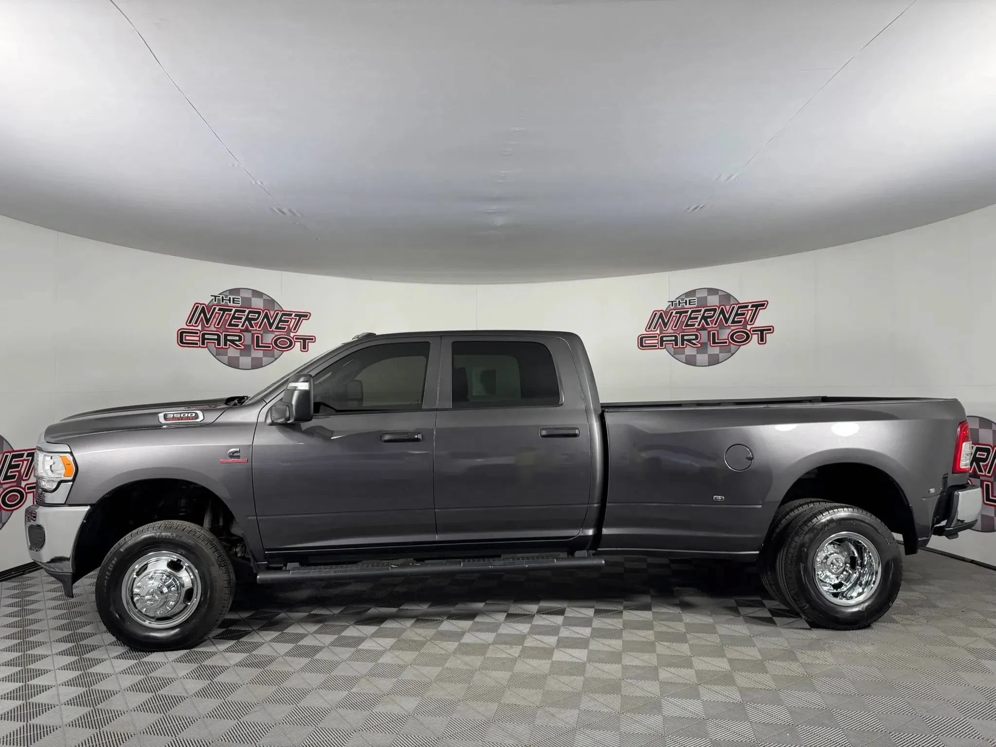 Used 2024 RAM 3500 Tradesman w/ Chrome Appearance Group AWD/4WD image 4